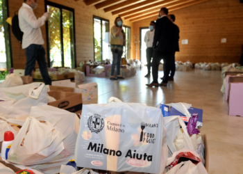 Milano, dai giovani imprenditori di Confcommercio giocattoli nei pacchi alimentari