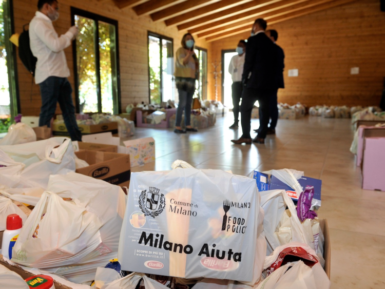 Milano, dai giovani imprenditori di Confcommercio giocattoli nei pacchi alimentari