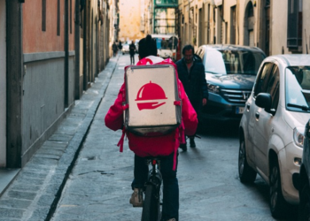 Food delivery: multe salate a Deliveroo, Glovo, Just Eat ed Uber Eats