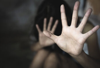 PUGLIA, AVVISI PUBBLICI PER I CONTRIBUTI AI CENTRI ANTIVIOLENZA E ALLE CASE RIFUGIO