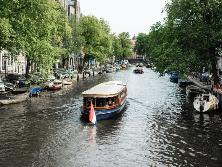 AD AMSTERDAM VIENE INSTALLATA UNA BARRIERA CHE CATTURA TONNELLATE DI PLASTICA DAI FIUMI