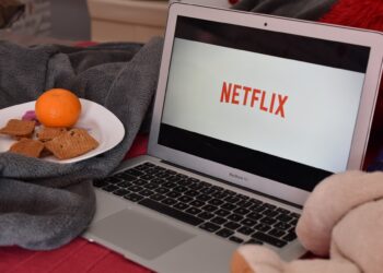 NETFLIX, GLI ACCOUNT CONDIVISI DIVENTANO A PAGAMENTO