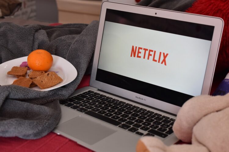 NETFLIX, GLI ACCOUNT CONDIVISI DIVENTANO A PAGAMENTO