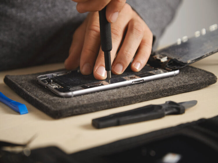 RIPARAZIONE “FAI DA TE” PER LO SMARTPHONE SOSTENIBILE