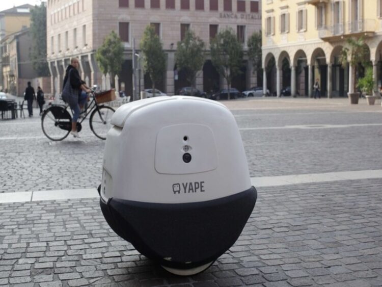 YAPE, IL PRIMO ROBOT FATTORINO PER LE CONSEGNE A GUIDA AUTONOMA