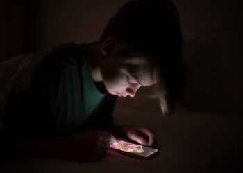 PERICOLO SOCIAL MEDIA, I BIMBI PERDONO PIÙ SONNO