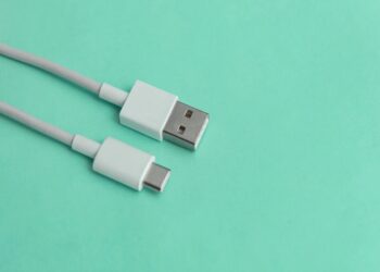 CARICABATTERIE UNICO, ARRIVA L’APPROVAZIONE DEFINITIVA DA PARTE DEL CONSIGLIO UE