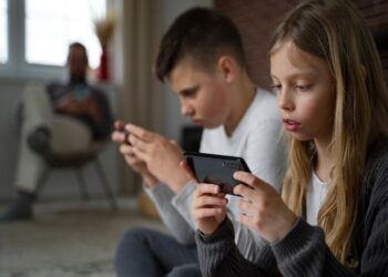 APPLE, ANCHE IN ITALIA IN ARRIVO LA FUNZIONE PER PROTEGGERE I MINORI DAL SEXTING