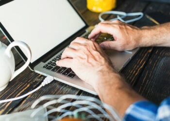 TECNICI INFORMATICI VIOLANO LA PRIVACY DEI CLIENTI