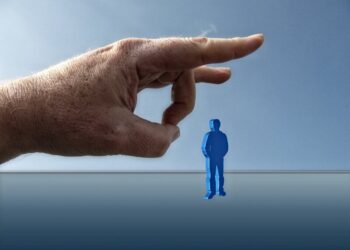 H&M, 1500 LICENZIAMENTI SULLA BASE DI UN TEST DI INTELLIGENZA