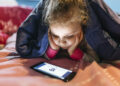 TROPPO TEMPO AL CELLULARE CAUSA STRESS E DEPRESSIONE A BAMBINI E RAGAZZI