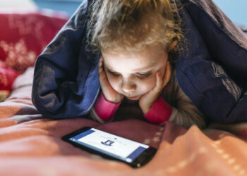 TROPPO TEMPO AL CELLULARE CAUSA STRESS E DEPRESSIONE A BAMBINI E RAGAZZI