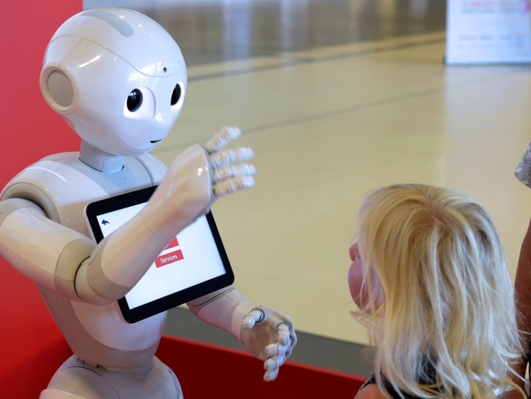 QT, IL ROBOT CHE AIUTA GLI STUDENTI CON DIFFICOLTÀ DI APPRENDIMENTO