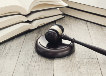 CENSURA PER L’AVVOCATO CHE OFFENDE LE ISTITUZIONI FORENSI