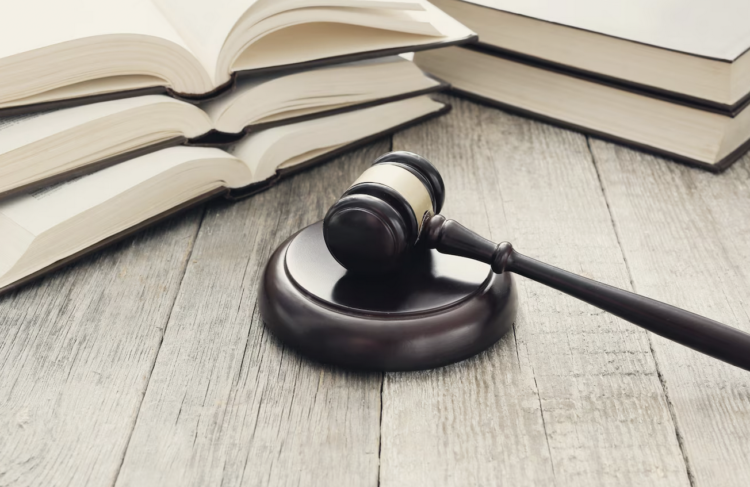 CENSURA PER L’AVVOCATO CHE OFFENDE LE ISTITUZIONI FORENSI