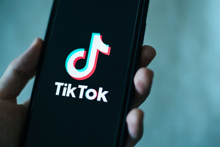 UE: L’ULTIMATUM PER IL CONTRASTO DELLE FAKE NEWS SI ESTENDE ANCHE A TIKTOK
