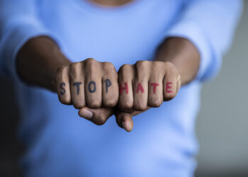 COMBATTERE L’ODIO DIGITALE ATTRAVERSO LA MEMORIA E LA CONSAPEVOLEZZA