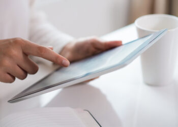 FACEBOOK CHIUDE LA SEZIONE NOTIZIE: LO SCONTRO TRA GIGANTI TECNOLOGICI E EDITORI