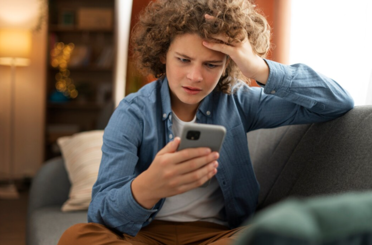 SHARENTING: LA CONDIVISIONE ONLINE DEI BAMBINI E I RISCHI PER LA PRIVACY