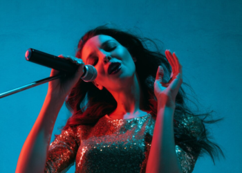 L’AI MINACCIA LA CREATIVITA’: L’APPELLO DI CANTANTI E MUSICISTI CONTRO L’IMPIEGO PREDATORIO DELL’INTELLIGENZA ARTIFICIALE