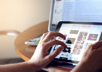 LA TRANSIZIONE VERSO L’INFORMAZIONE DIGITALE: DECLINO DEI GIORNALI E PREFERENZA DEGLI INSERZIONISTI PER L’ONLINE