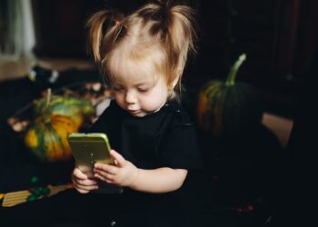 I BAMBINI LONTANI DAGLI SCHERMI