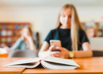 VALDITARA VIETA L’USO DEI CELLULARI IN CLASSE