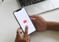 YOUTUBE RIMUOVE I VIDEO CON VOCI O IMMAGINI GENERATE DA AI