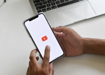 YOUTUBE RIMUOVE I VIDEO CON VOCI O IMMAGINI GENERATE DA AI