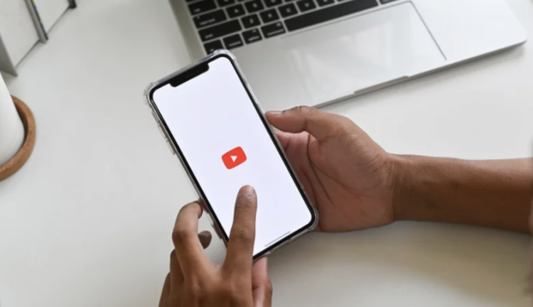 YOUTUBE RIMUOVE I VIDEO CON VOCI O IMMAGINI GENERATE DA AI