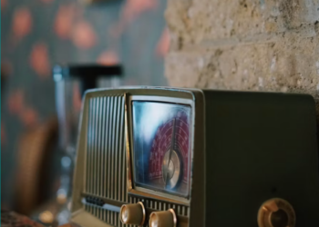 LA RADIO COMPIE UN SECOLO. UNA STORIA TRA COMUNICAZIONE E MANIPOLAZIONE