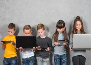 LA “DEPRESSIONE DA SOCIAL” DI BAMBINI E ADOLESCENTI E I RISCHI IN RETE