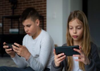 GIOVANI A CONTATTO CON I SOCIAL E SEMPRE PIU’ LONTANI DALLA REALTA’