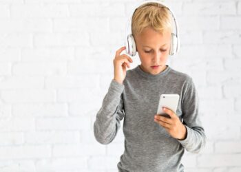 NIENTE SMARTPHONE FINO AI 16 ANNI: LA SPAGNA STUDIA LA POSSIBILITA’