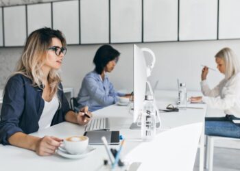 AI E LAVORATORI: IL VANTAGGIO LO HA CHI SA PADRONEGGIARLA