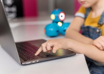 AGCOM HA APPROVATO LE REGOLE PER LA VERIFICA DELL’ETÀ DEGLI UTENTI ONLINE