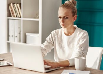 L’IA E LA DISCRIMINAZIONE DI GENERE: GLI ALGORITMI CONTINUANO A PENALIZZARE LE DONNE