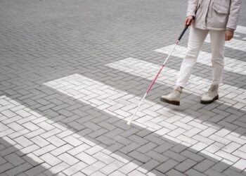 GLI OCCHIALI IA PER PERSONE IPOVEDENTI CHE POTREBBERO SOSTITUIRE I CANI GUIDA