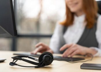 CAMBIARE L’ACCENTO DELLE CHIAMATE DEI CALL CENTER CON L’IA: POSSIBILI BENEFICI E RISCHI
