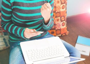 DIFFAMAZIONE ONLINE: LA CASSAZIONE FISSA IL PERIMETRO DELLA COMPETENZA TERRITORIALE (CASS. PEN. SENT. 14204/2025)