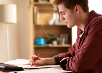 LA SCRITTURA UMANA PUÒ ANCORA TENERE TESTA A QUELLA DELL’IA?