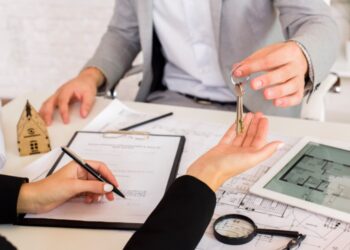 SCHEDATURE E WHATSAPP INDESIDERATI: IL GARANTE DELLA PRIVACY COLPISCE IL TELEMARKETING IMMOBILIARE SELVAGGIO