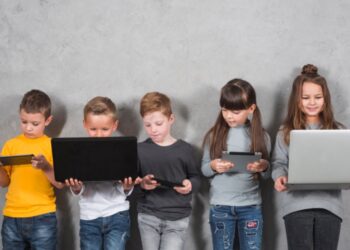 ANSIA DA DISCONNESSIONE. L’ALLARME OCSE SUL BENESSERE DIGITALE MINORILE 