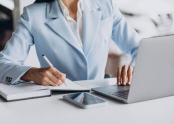 GIUSTIZIA O SPETTACOLO? QUANDO L’AVVOCATO VA IN SCENA SUI SOCIAL