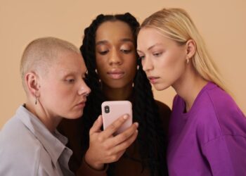 L’AI PARLA AL MASCHILE: IL RISCHIO BIAS ALGORITMICI