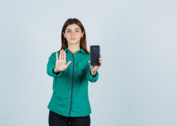 GARANTE E DEEPFAKE: ALT A CLOTHOFF, L’APP CHE SPOGLIA LE PERSONE