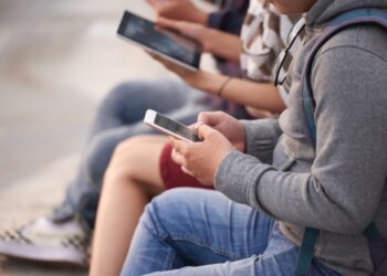 SCUOLA E SMARTPHONE: VERSO UN NUOVO EQUILIBRIO DIGITALE