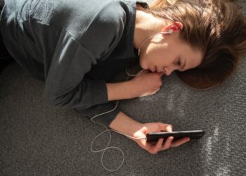 UN ADOLESCENTE SU DIECI  È VITTIMA DI DEEPFAKE PORNOGRAFICO