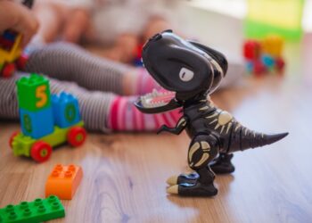 IL FUTURO DELL’ ESPERIENZA LUDICA INCLUDE L’AI: IL ROBOT E IL MICROSCOPIO CLEMENTONI