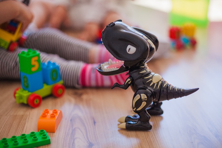 IL FUTURO DELL’ ESPERIENZA LUDICA INCLUDE L’AI: IL ROBOT E IL MICROSCOPIO CLEMENTONI